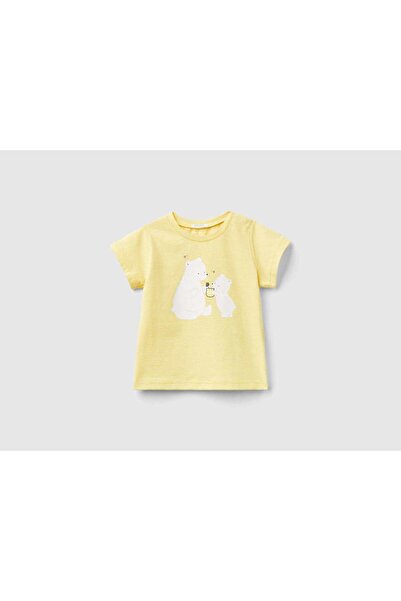 United Colors of Benetton تي شيرت أطفال بأكمام قصيرة ومكشكش مع طباعة أمامية و...