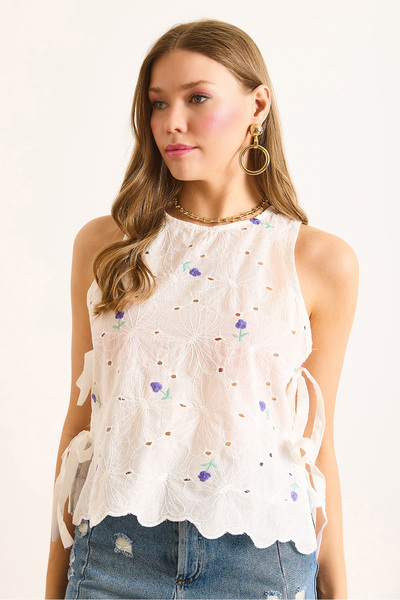 Olalook Bluză Fisto pentru femei, albă, mov, broderie laterală, cu detaliu de șireturi BLZ-19003064