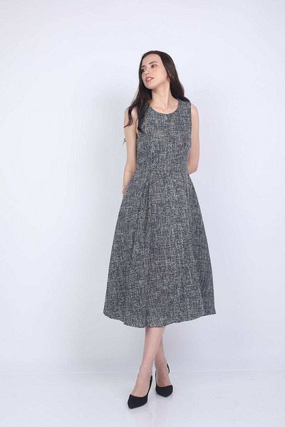Nichii Classic Midi Dress with Round Neck and No Sleeves