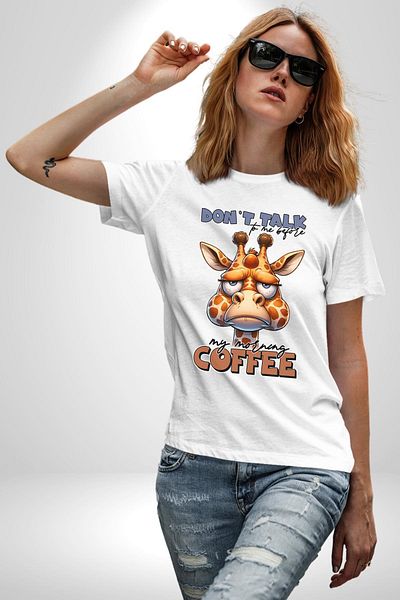 Angemiel تي شيرت Giraffe Coffee Love Don't Talk Before Coffee أبيض كبير الحجم للنساء والرجال مطبوع من الأمام