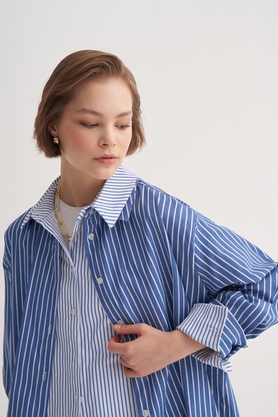 EBU Prive Жіноча сорочка з попліну оверсайз з коміром у смужку, синя