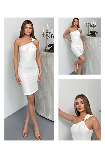 StilVibe Κομψό φόρεμα από λευκό ύφασμα με έναν ώμο με χρυσή αγκράφα