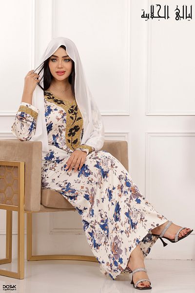 Lyaly aljlabyh Elegant Emirati mukhoor with a shawl from "Layali Al Jalabiya", white silk with a blue floral pattern and luxurious black and gold embroidery.