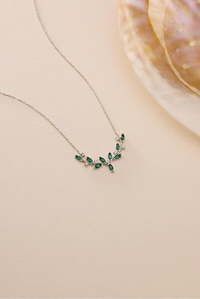 Nereze 925 Ayar Gümüş Rodyum Kaplama Yeşil Mekik Taşlı Zarif Sarmaşık Kolye