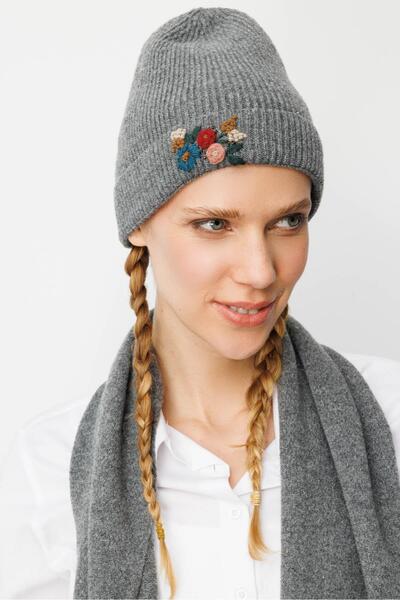 Desen Triko Жіноча вовняна шапка з вишивкою в стилі рококо, колір димчастий