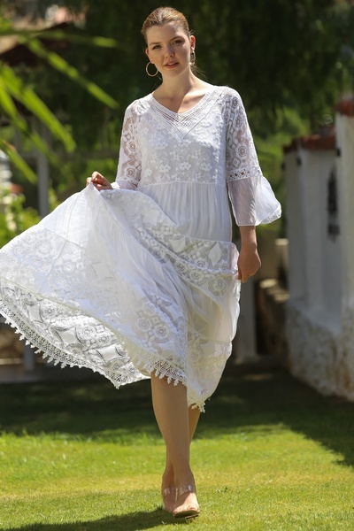 Chiccy Ιταλικό λευκό φόρεμα με βολάν με λαιμόκοψη V με βολάν με παγιέτες με λεπτομέρεια δαντελωτό μεταξωτό υφαντό φόρεμα 128 55