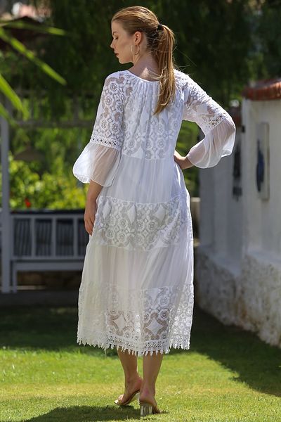 Chiccy Ιταλικό λευκό φόρεμα με βολάν με λαιμόκοψη V με βολάν με παγιέτες με λεπτομέρεια δαντελωτό μεταξωτό υφαντό φόρεμα 128 55