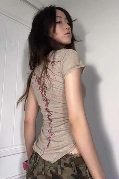 BALİNA Bej Slayer Horn Kırmızı Sırt Desenli Gotik Kısa Kollu Bluz -ALH