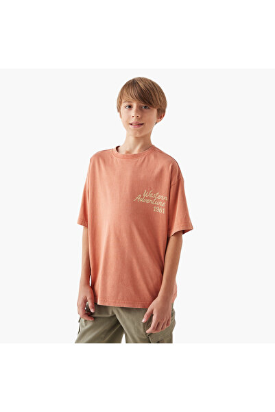 Juniors تي شيرت بطبعة جرافيكية وأكمام قصيرة