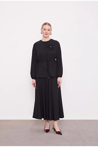 Levidor Yakası Gül Detaylı Etekli Takım