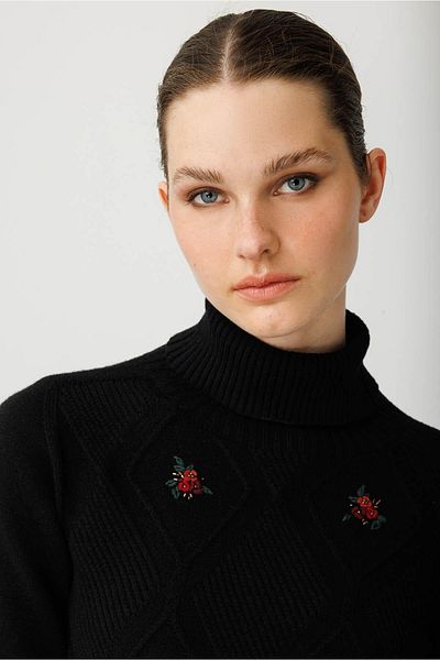 Desen Triko Women's Full Turtleneck Front Diamond Embroidered Sweater Black