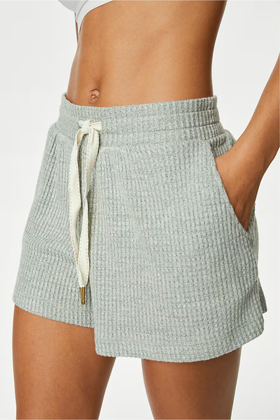 DOFİ Kadın Gri Fitilli Şortlu Takım – Büzgü Detaylı Tişört, Cepli ve Kordonlu Şort