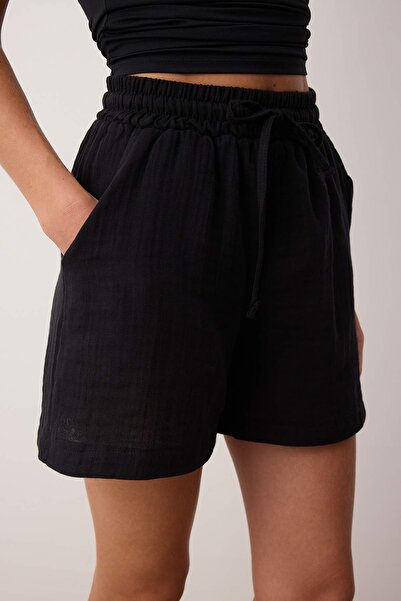 Trendyol Collection Černé mušelínové šortky s vysokým pasem a elastickým pasem City Boy Shorts & Bermuda TWOSS25SR00233