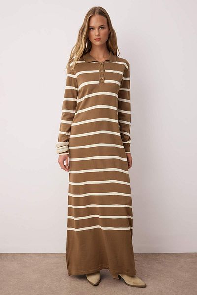 Trendyol Modest Πλεκτό φόρεμα με ριγέ γιακά με κουμπιά βιζόν TCTAW22EB02122