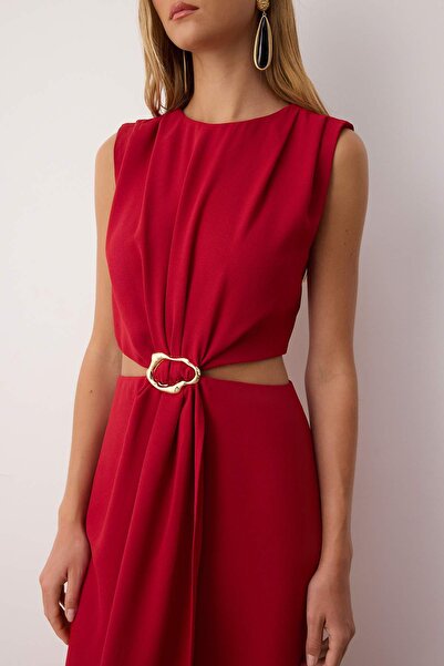 Kolekcia Trendyol Bordové maxi tkané krepové šaty s výstrihom do A a detailom príslušenstva TWOSS25EL00017