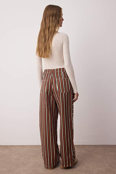 Trendyol Collection Καφέ ριγέ μοτίβο κανονική μέση χαλαρή φαρδιά τζιν TWOAW26JE00003