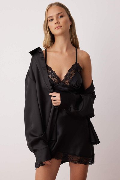 Trendyol Collection Cămașă de noapte din dantelă neagră și cu bretele cu detaliu de fantă din satin THMAW26GC00001