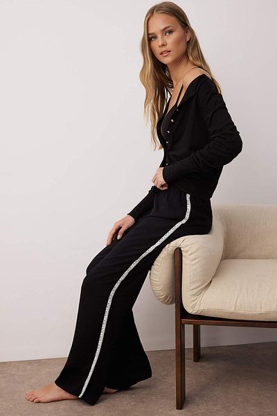 Trendyol Collection Partea de pijama din țesut din viscoză cu dantelă neagră THMAW26PJ00001
