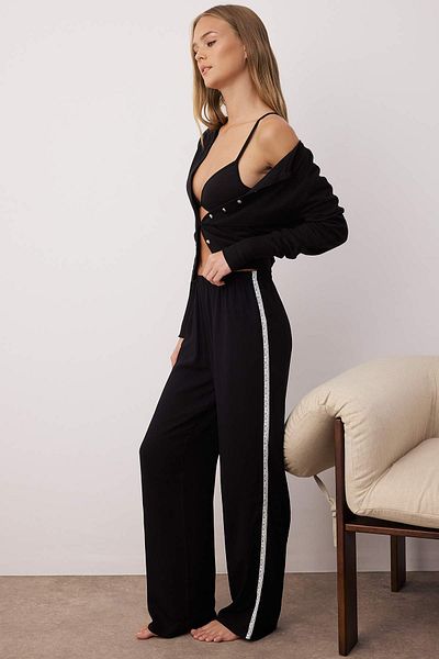 Trendyol Collection Partea de pijama din țesut din viscoză cu dantelă neagră THMAW26PJ00001
