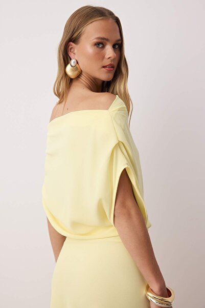 Trendyol Collection Žluté elegantní midi šaty s lodičkovým výstřihem TPRSS25EL00321