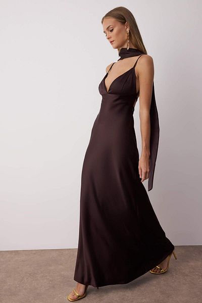 Trendyol Collection Καφέ σάλι με λεπτομέρεια σατέν υφαντό μάξι βραδινό φόρεμα νυχτερινής αποφοίτησης TPRSS25EL00312