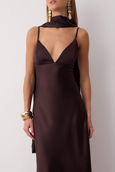 Trendyol Collection Hnědý šátek Detailní saténové tkané maxi večerní šaty Večerní šaty pro návrat domů TPRSS25EL00312