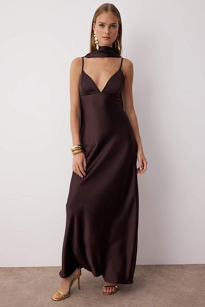 Trendyol Collection Καφέ σάλι με λεπτομέρεια σατέν υφαντό μάξι βραδινό φόρεμα νυχτερινής αποφοίτησης TPRSS25EL00312