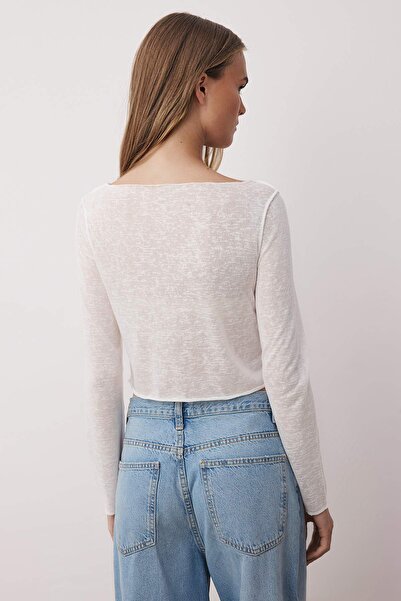 Trendyol Collection Weiße, transparente, gerippte, reguläre/normale, bauchfreie Strickbluse TWOAW26BZ00123