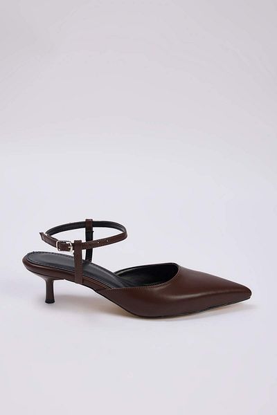 TRENDYOL SHOES Тъмнокафяви обувки с каишка на глезена и остър връх на ток за жени TAKAW26TO00008
