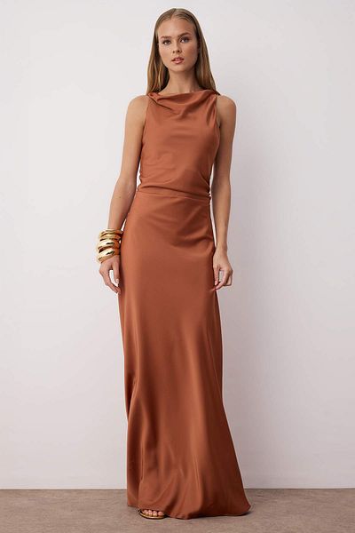Trendyol Collection Brązowa dopasowana satynowa sukienka maxi na studniówkę TPRSS25AE00066