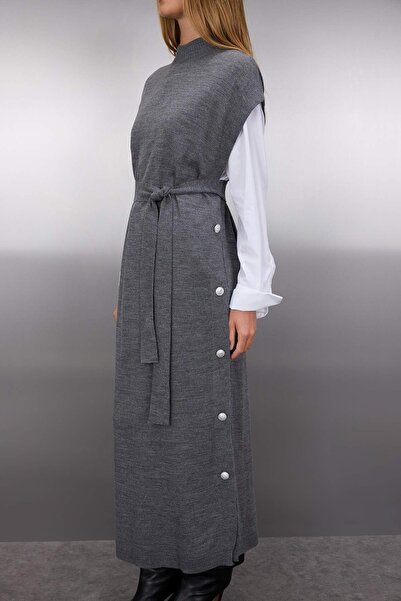 Trendyol Modest Antracitové gombíkové detailné úpletové svetrové šaty TCTAW24UV00038