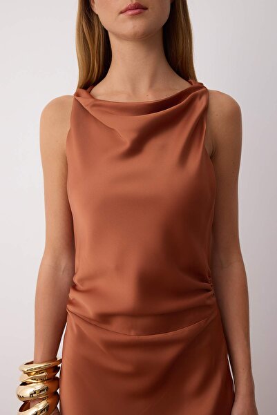 Trendyol Collection Hnědé saténové maxi večerní šaty na tělo TPRSS25AE00066