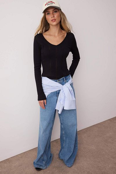 Trendyol Collection Μαύρη κομμένη λεπτομέρεια με λαιμόκοψη V με ελαστική πλεκτή μπλούζα TWOAW26BZ00004
