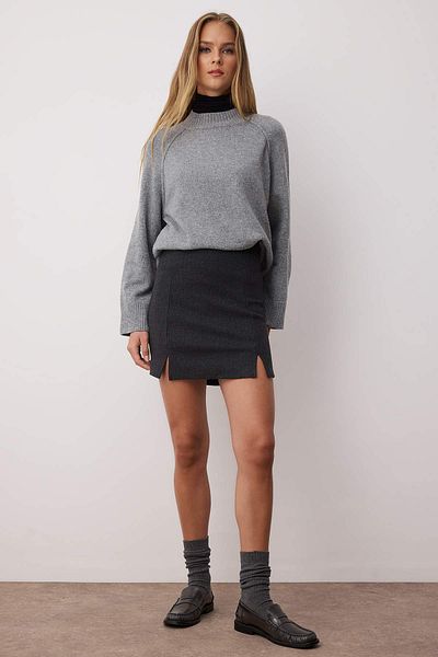 Trendyol Collection Antracytowa dzianinowa spódnica mini z rozcięciem i regularną talią TWOAW20ET0565