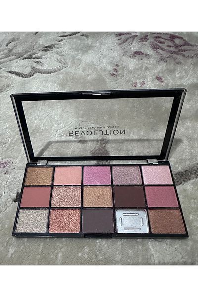 Revolution Reloaded Fundamental 15-Piece Eyeshadow Palette - 1 Piece Breakes