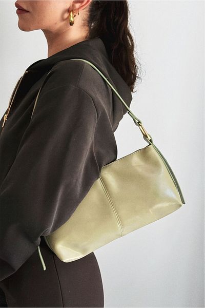 Yuka Atelier Geantă de umăr mini Cushy din piele artificială lucioasă