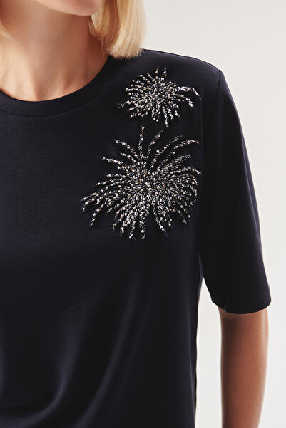 Exquise Rahat Kesim İşleme Detaylı Bisiklet Yaka Lacivert Regular Örme Tişört