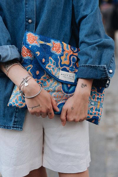 WOLF & ROCK حافظة كمبيوتر محمول/كمبيوتر لوحي منقوشة من Wolf&Rock مقاس 15 بوصة - 16 بوصة