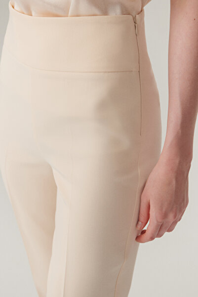 Exquise Arka Bel Detaylı Düz Kesim Regular Kemik Pantolon