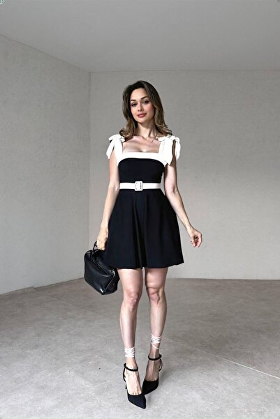 ALFUDO Moda Collection Kadın Şerit Detay Straplez Yaka Bağlamalı Askı Tasarım Siyah Beyaz Kloş Kemerli Mini Abiye Elbise
