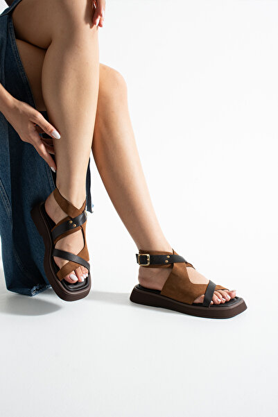 Siena Shoes صندل جاز نسائي من الجلد الطبيعي مزين بإبزيم بني