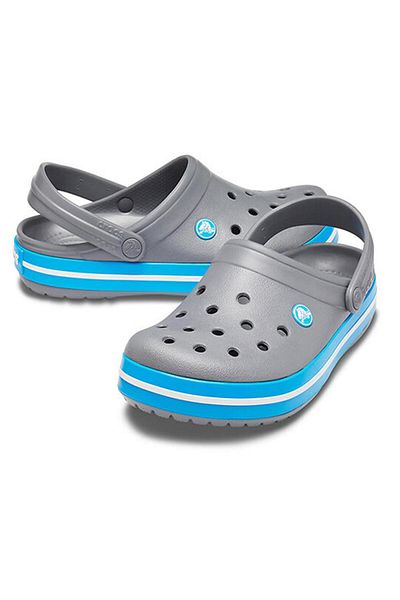 Crocs Tmavošedé unisex krokopáskové šľapky s modrým a bielym pruhom