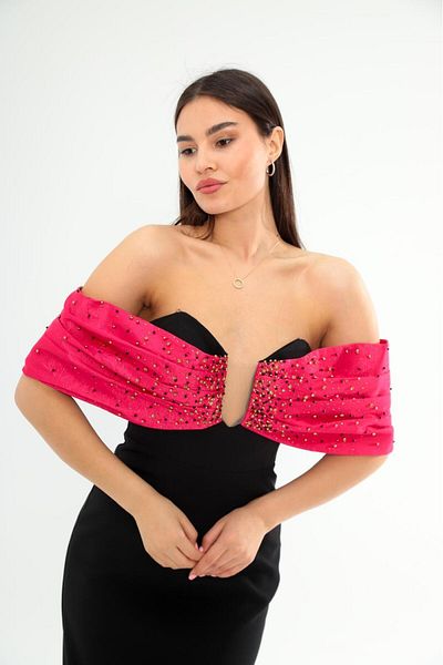 Robes Γυναικείο βραδινό φόρεμα με λαιμόκοψη Madonna με μαργαριτάρι και λεπτομέρεια με σχισμή μολύβι