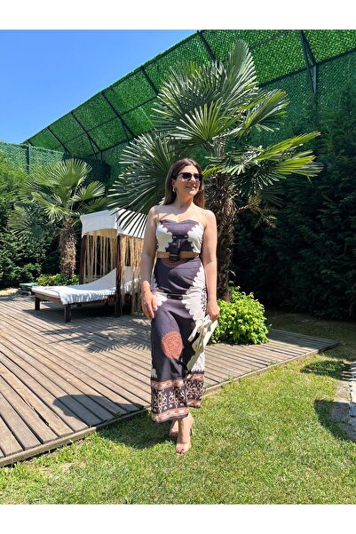 Hazal Önü Toka Detaylı Otantik Desen Baskılı Elbise