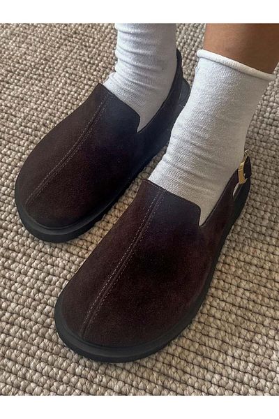 SİBA SHOES شبشب نسائي من الجلد السويدي الأصلي بنعل مسطح ومفصل بحزام هافن