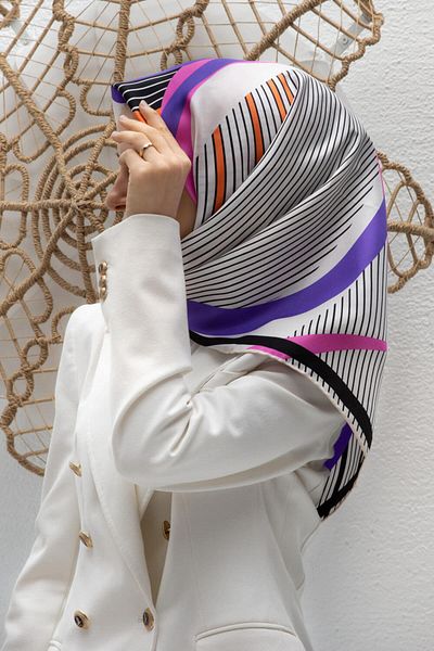 Vissona وشاح Twill مخطط من الحرير الأبيض والأرجواني بنمط هندسي - 90x90، مخيط يدويًا