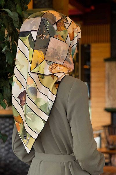 Vissona 100% Twill Silk Ανοιξιάτικα Λουλούδια με Μοτίβο Χακί Πράσινο - Χρώμα Βιζόν 90x90 Κασκόλ Σχήμα Ραφής άκρων Χέρι D