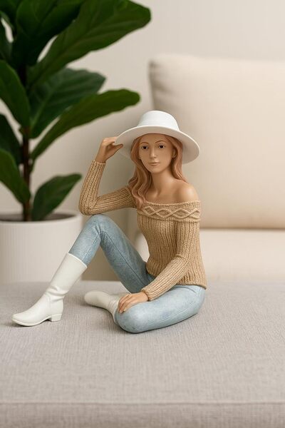 B&D قطعة ديكور من B&D، سيدة ترتدي قبعة