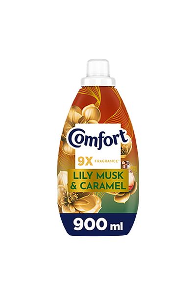 Comfort منعم أقمشة مركز برائحة زنبق المسك والكراميل 900 مل، انتعاش يدوم طويلاً وعناية ناعمة بالملابس