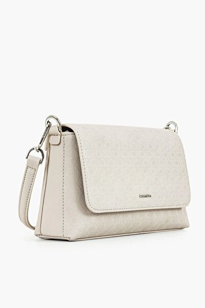 Calvin Klein Kadın Manyetik Kapamalı Çıkarılabilir ve Ayarlanabilir Omuz Askılı Metalik Logo Kabartmalı Bej Çanta